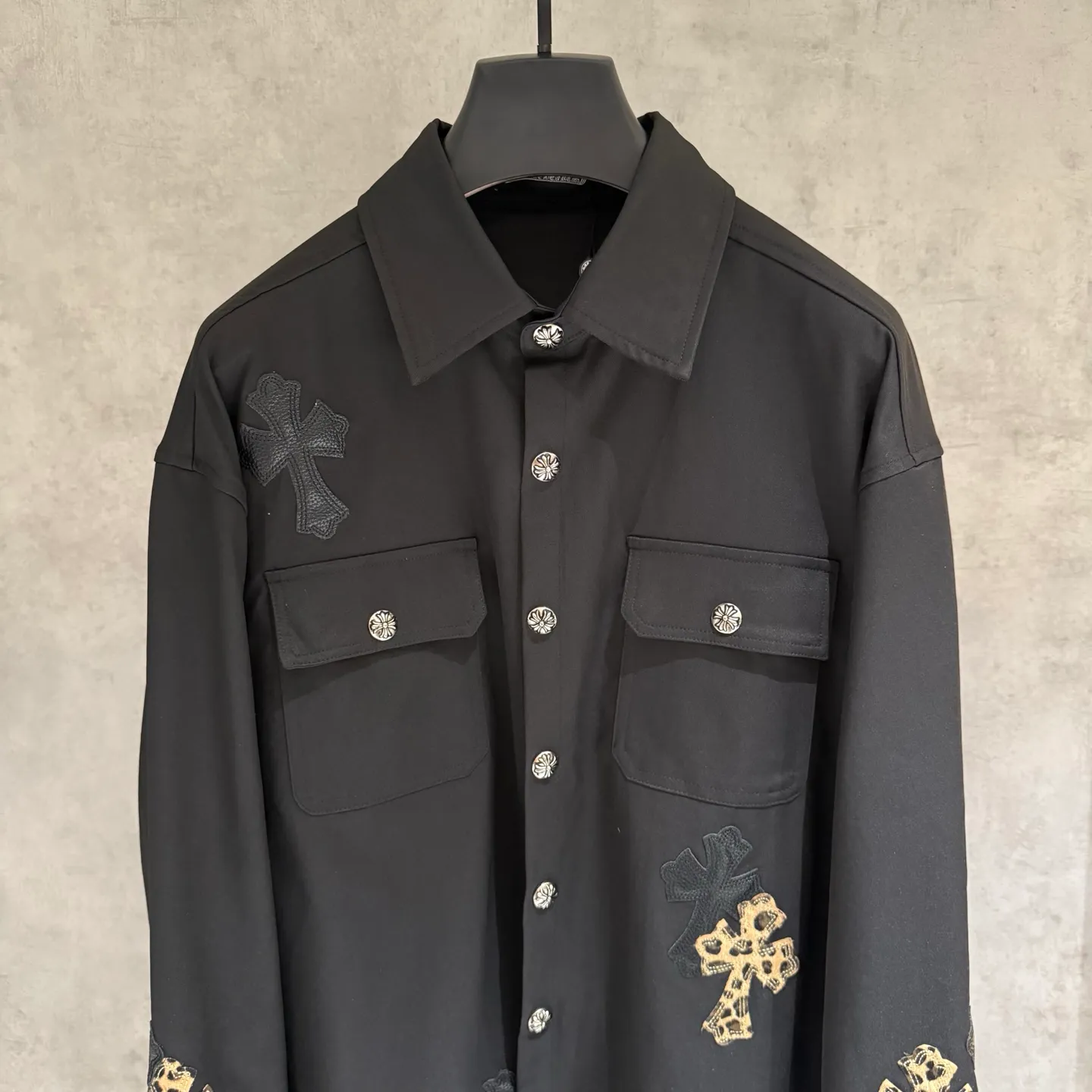 🅿️410 [Strict quality control] CH Crow Heart Leopard Print Work Dog Jacket Camouflage Cross Workdog is the best-looking jacket in CH, with black leather➕horse hair cross leather splicing, silver-plated hardware, loose fit, quite wide and stylish, and the same style for men and women. Color: black and white 2 colors Size: M-2xl